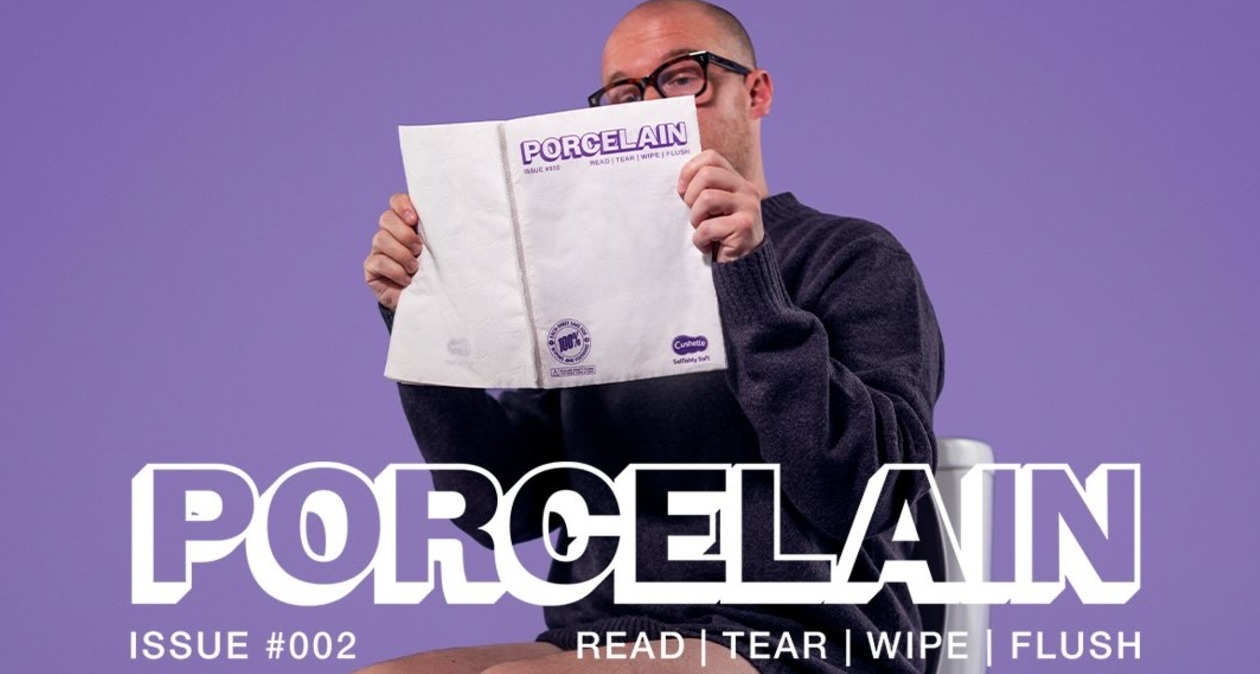 Un hombre sentado en el WC leyendo la revista