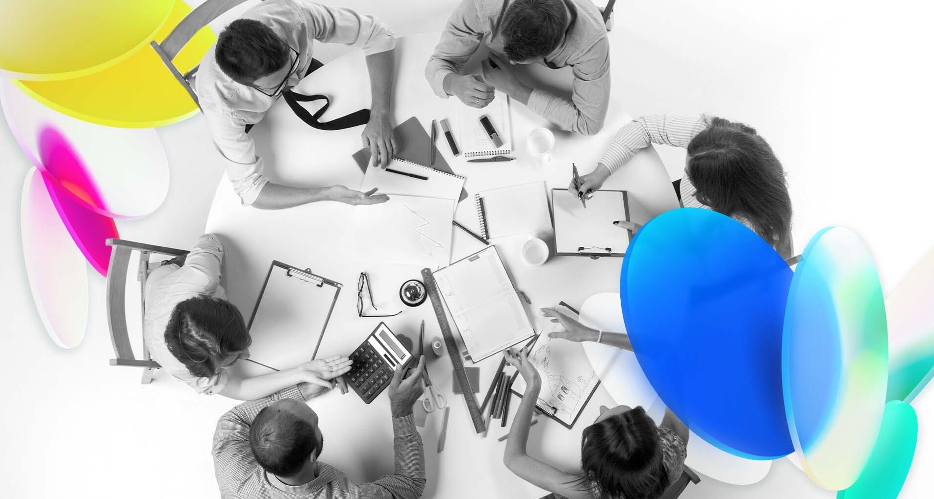 Creatividad circular: cómo sacar el máximo partido de una idea un plano cenital con personas trabajando sentadas en una mesa