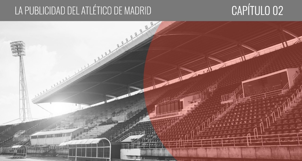 un estadio vacío en blanco y negro