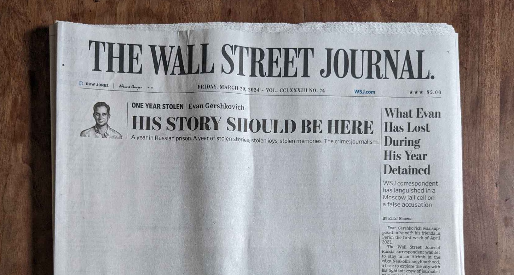 The Wall Street Journal deja su portada en blanco para denunciar la detención de uno de sus corresponsales en Rusia Portada The Wall Street Journal