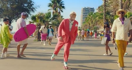 Brian Cox sobre patines en un paseo marítimo