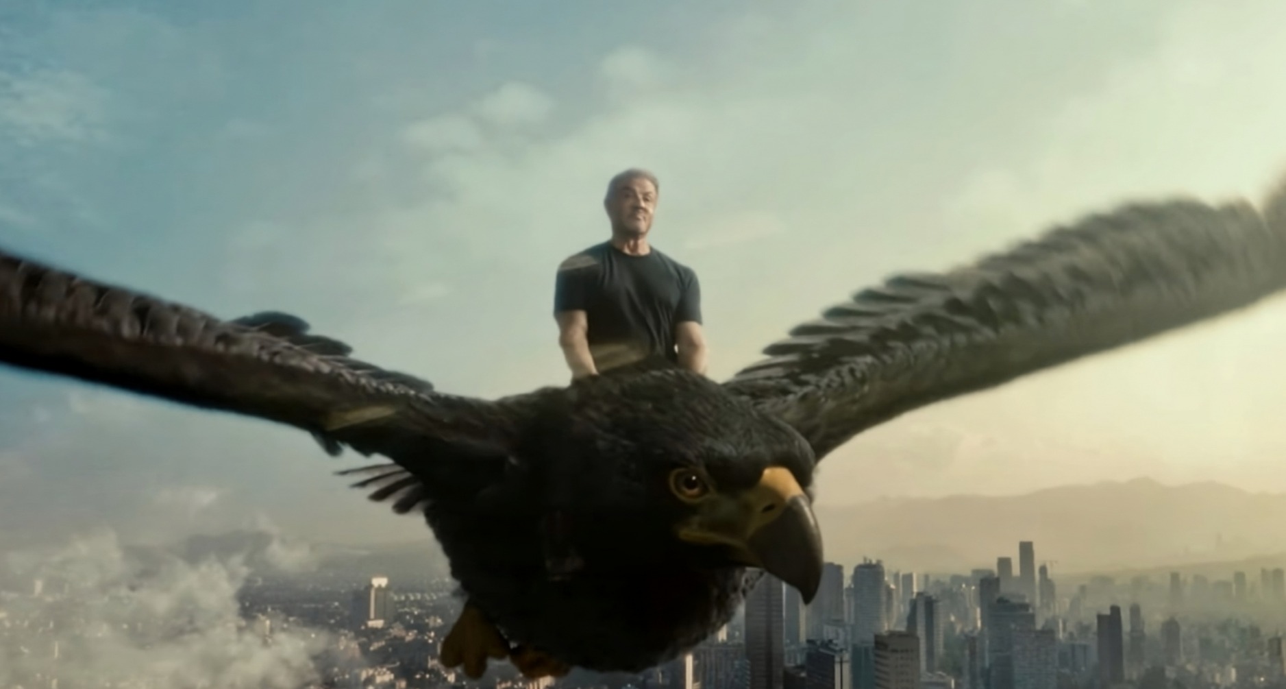 Sylvester Stallone volando sobre un águila gigante