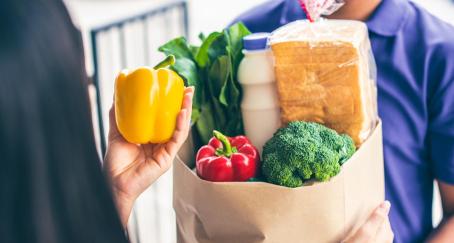 Repartido entrega bolsa con alimentos