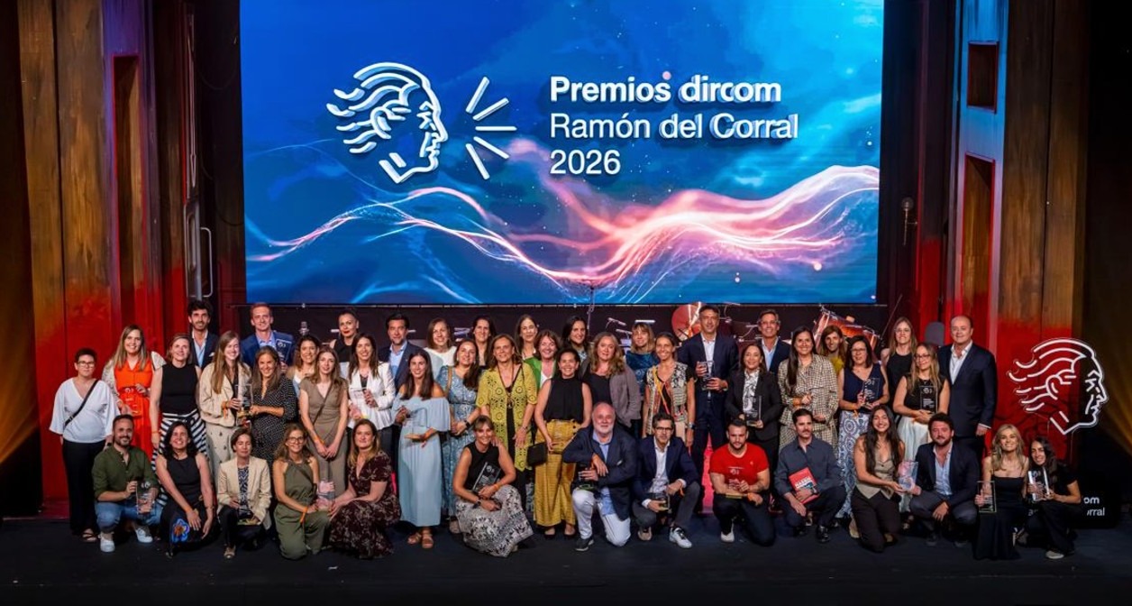 Foto de familia de todos los ganadores en el escenario