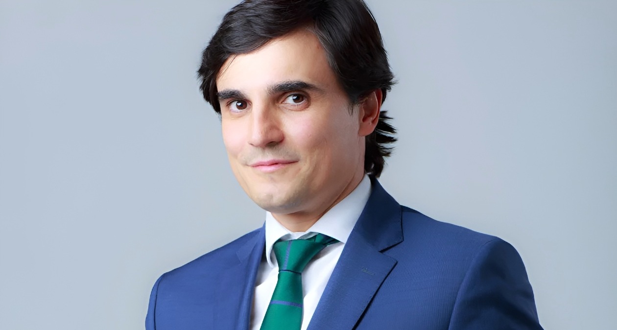 José Miguel García-Gasco Martínez con traje azul y corbata verde