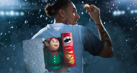 Balones, y muñecos de nieve, Santa Claus y goles: Pringles aúna fútbol y fiestas en su anuncio de Navidad Pringles_navidad_mundial-2022