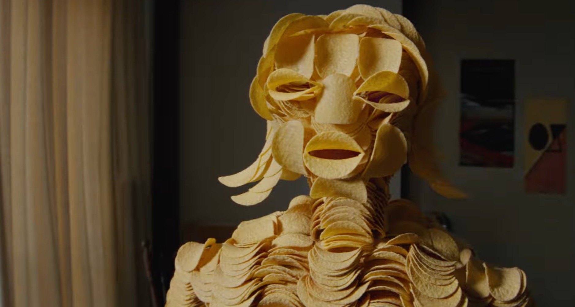 Busto de mujer hecho con patatas Pringles