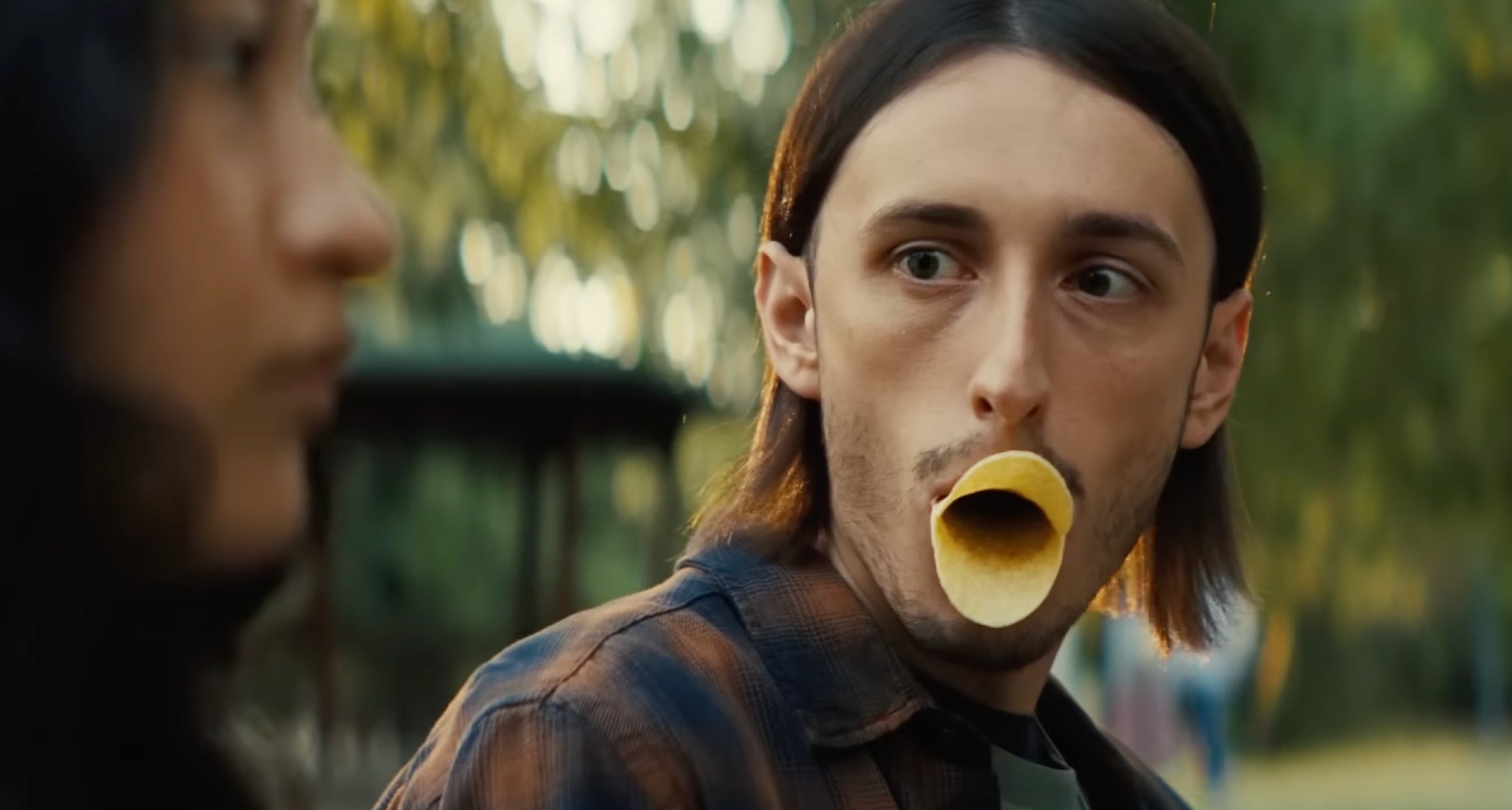 Un chico con patatas Pringles en la boca