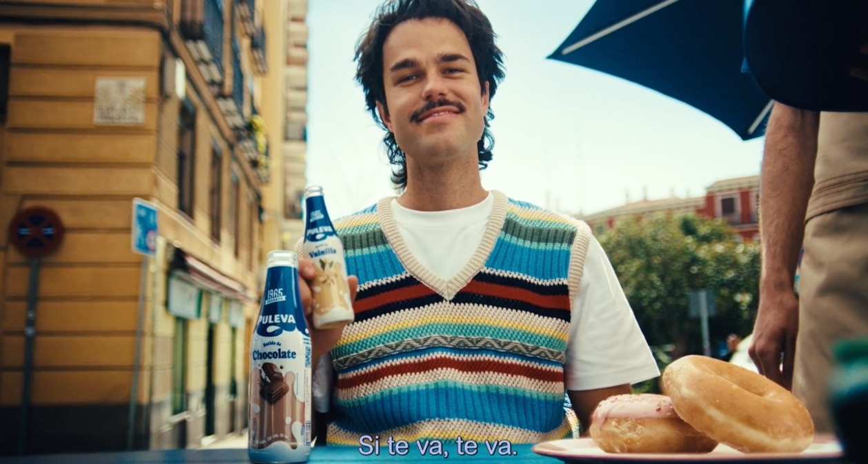 Peldanyos con un batido en la mano en la terraza de un bar