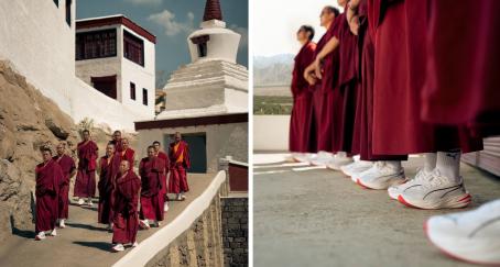 Monjes budistas lucen zapatillas de Puma