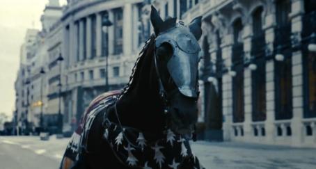 Un caballo en la calle Alcalá, de Madrid