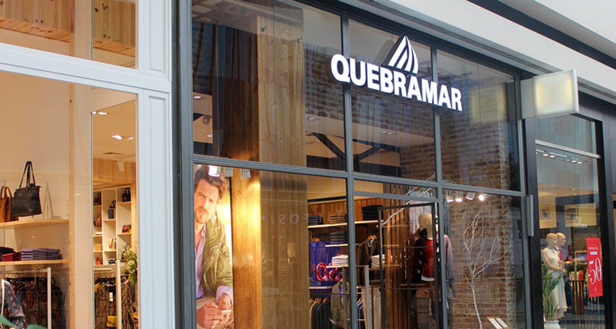 La entrada a una tienda de Quebramar en un centro comercial