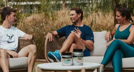 Hablamos con el Director General de NDL Pro Health rafa nadal sentado charlando frente a una mesa con los suplementos alimenticios de su marca