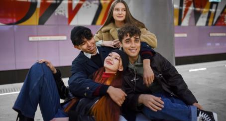 Cuatro adolescentes en el andén del metro