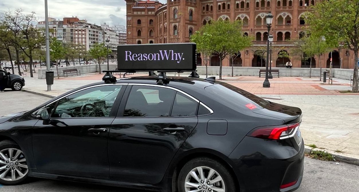 La publicidad “car top” llega a España de la mano de Hangry Media coche negro con una pantalla sobre el techo que incluye el logotipo de Reason Why