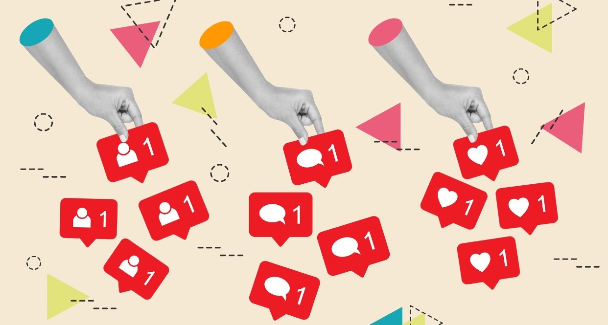 Unas manos que cogen los iconos de like, comentario y solicitud de amistad