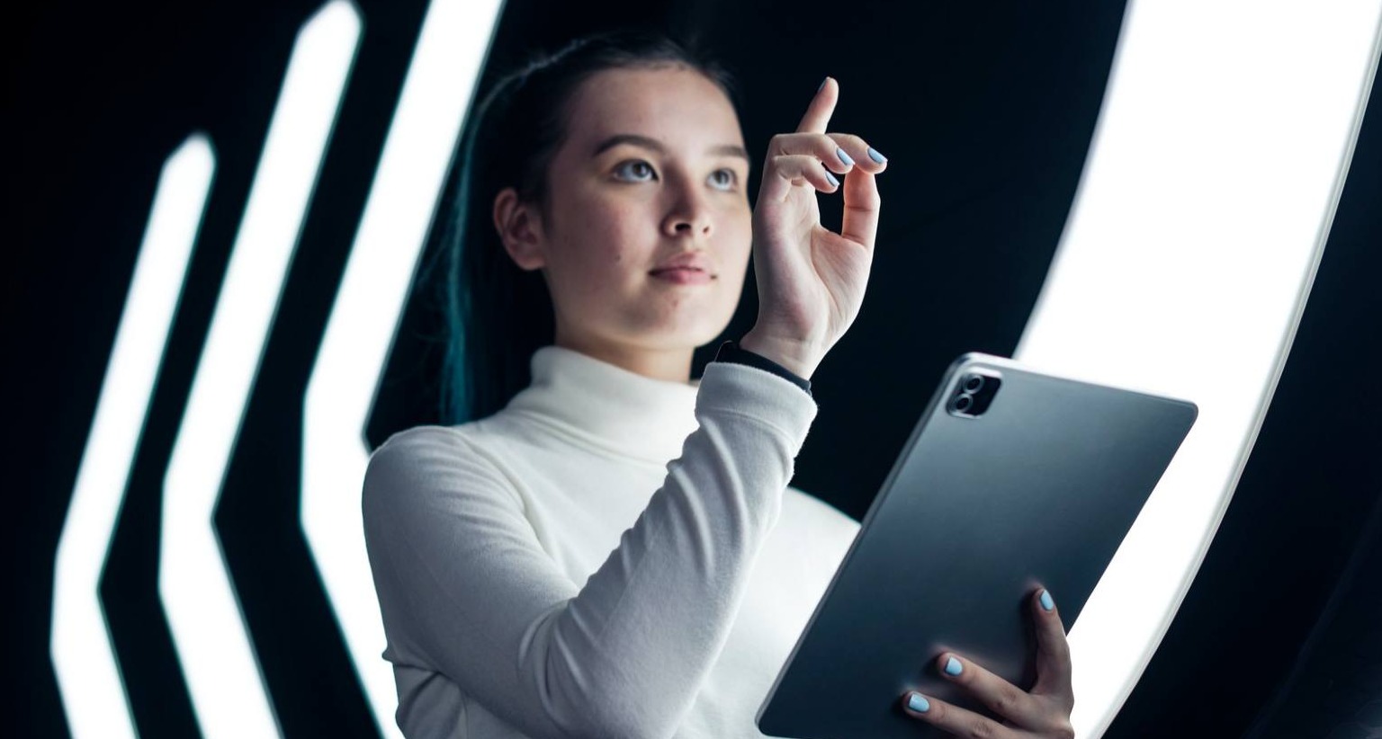 Reino Unido establece siete principios rectores de la IA para garantizar la competencia sana y la protección de los usuarios Una chica sostiene una tablet en la mano