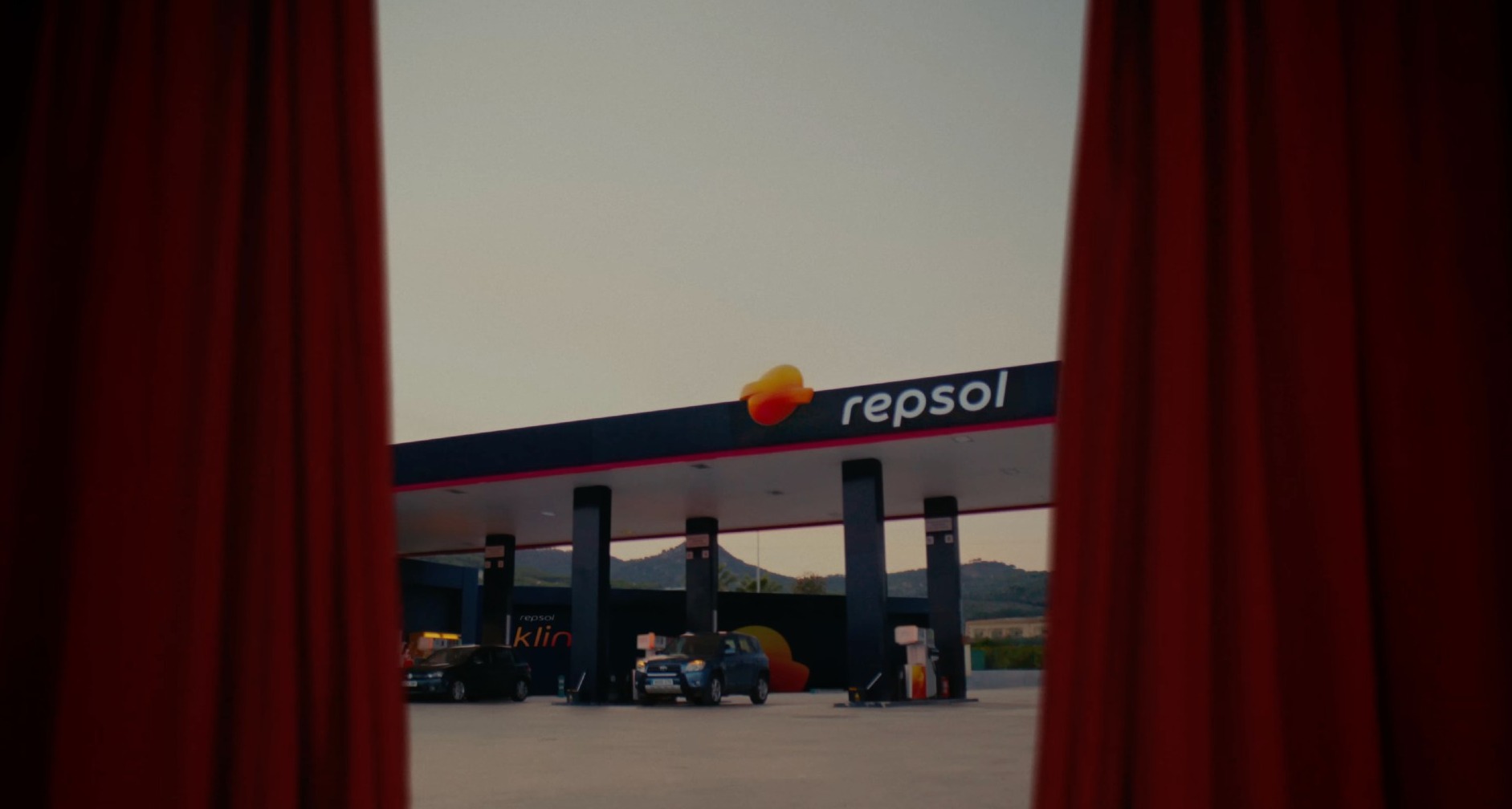 Estacion de servicio de Repsol tras un telón