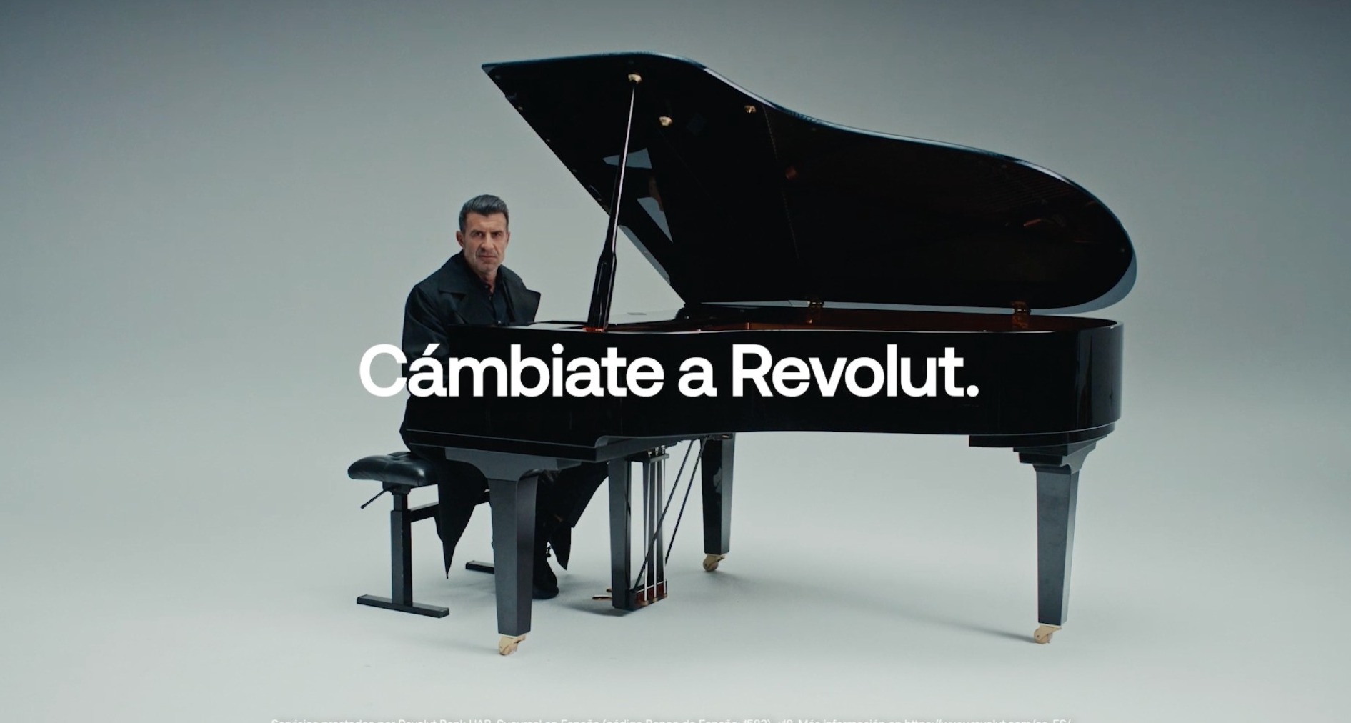 Luis Figo al piano en un anuncio de Revolut