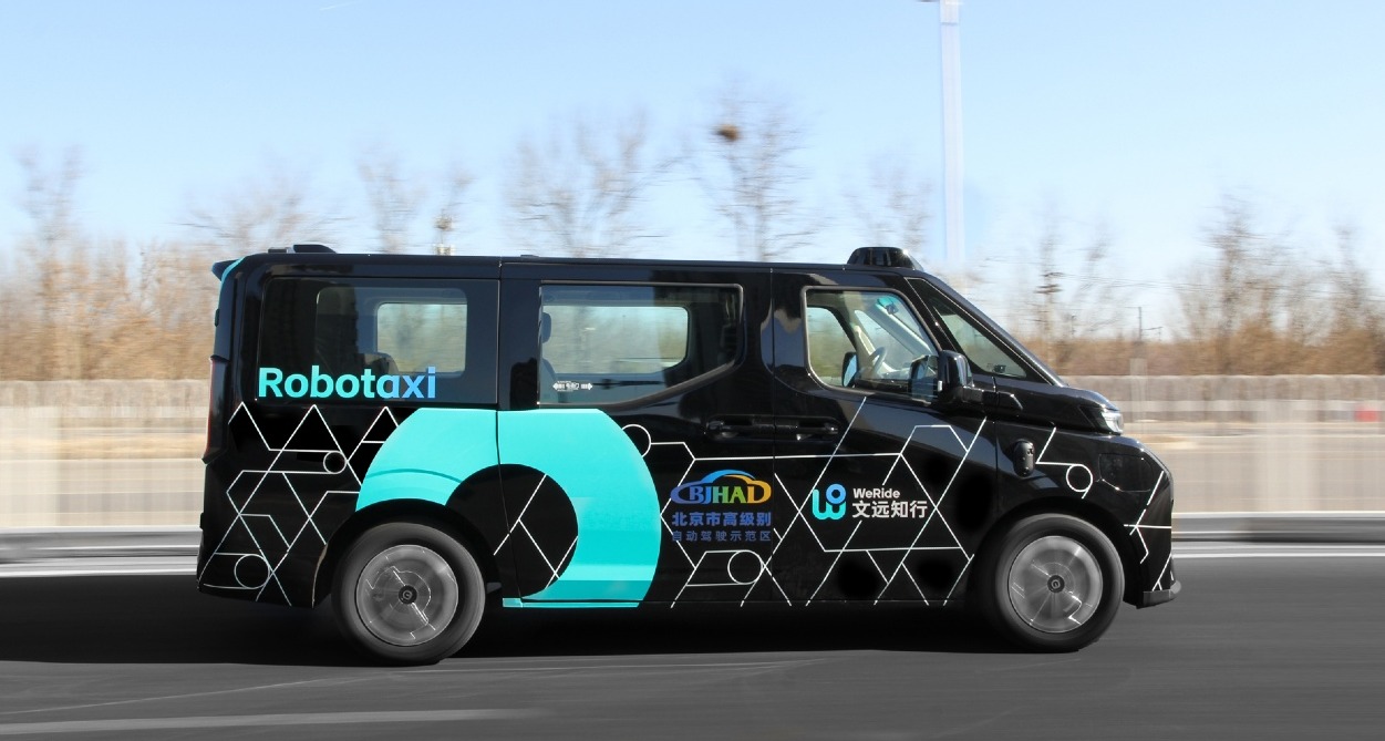 Una furgoneta robotaxi sin conductor moviéndose por la carrertera