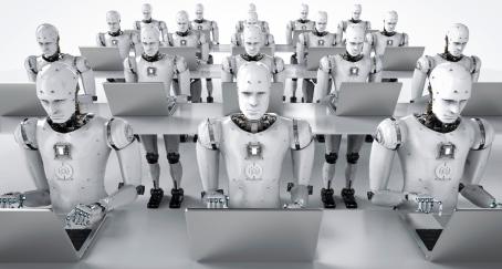 Robots iguales en una sala escribiendo sobre ordenadores portátiles