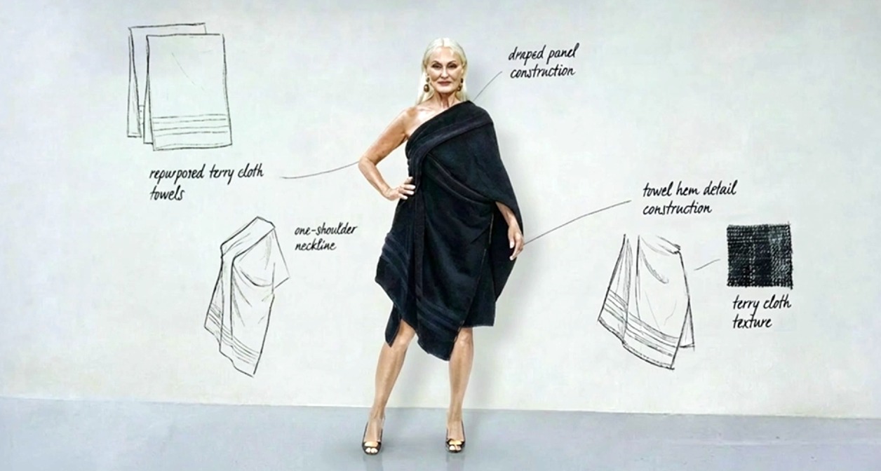 Una mujer posando con un vestido hecho de otras prensas de ropa