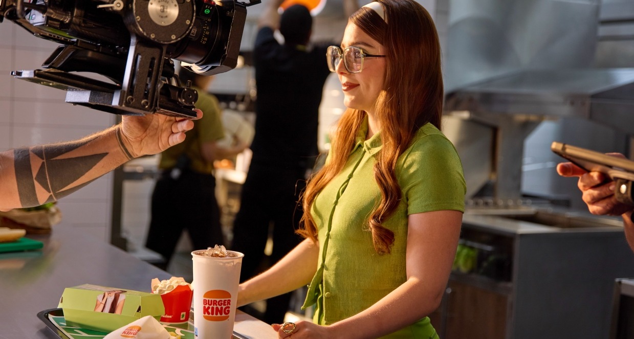 Burger Kinga activa una campaña de embajadores con Lola Lolita, RoRo, CeciArmy y DjMaRiiO como protagonistas la influencer roro en un momento del rodaje