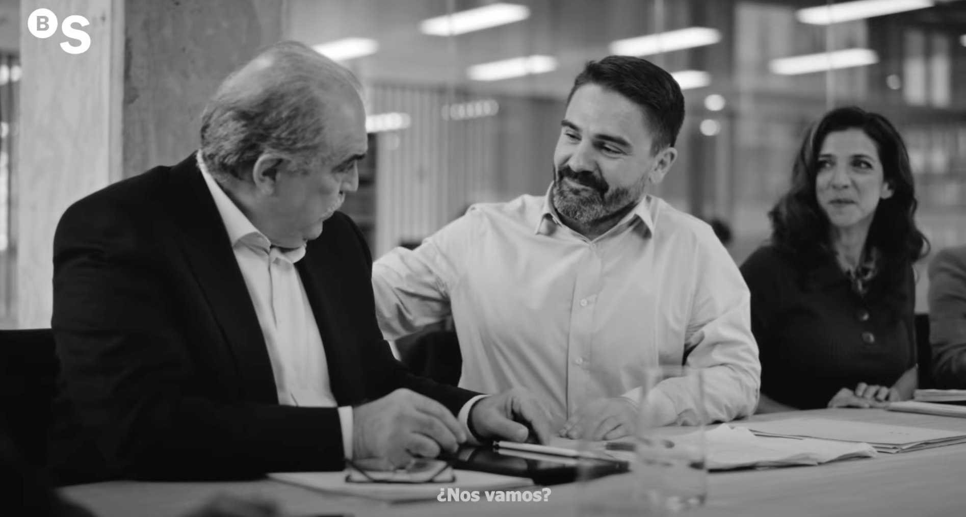 Imagen en blanco y negro de dos empresarios firmando un documento