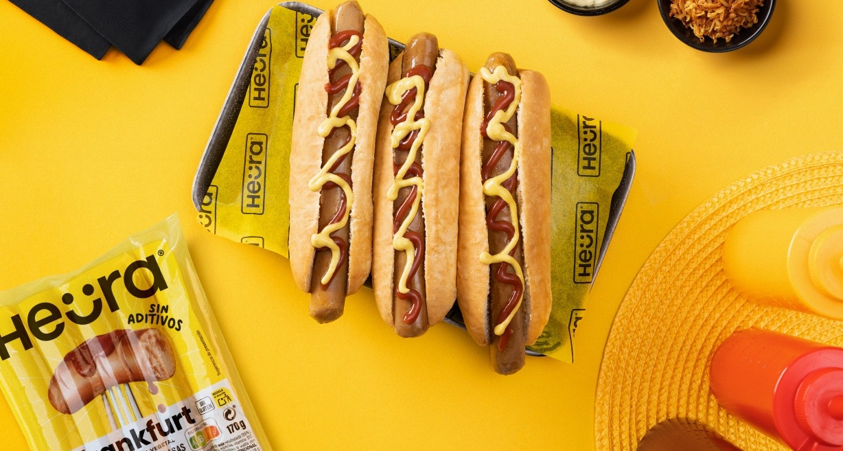 Un bodegón con perritos calientes de salchichas Heura