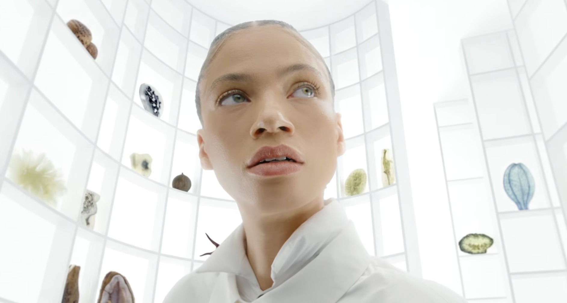 Chica en un escenario blanco futurista