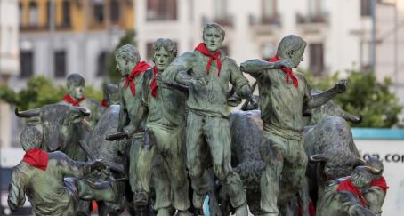 Pamplona viste sus monumentos para San Fermín 2022