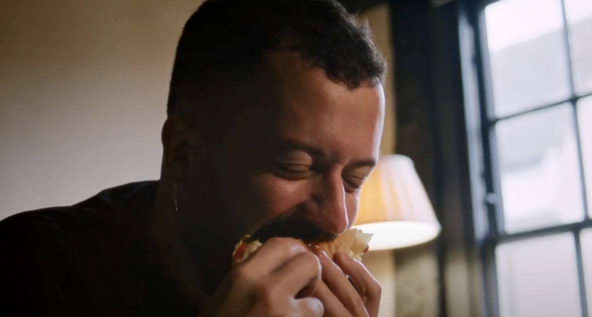 hombre mordiendo un sandwich