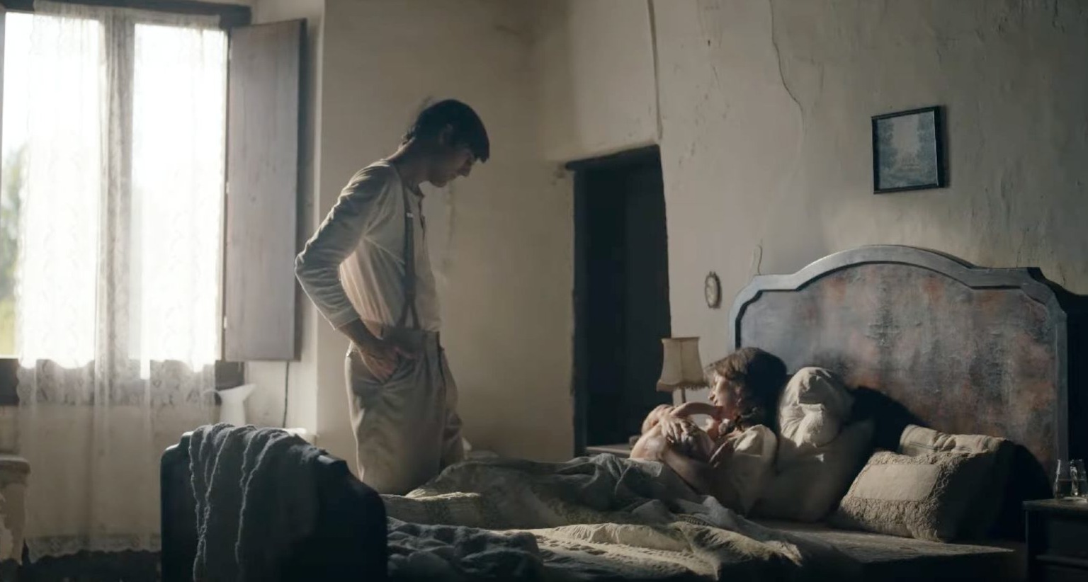 Una vida al revés es el conmovedor anuncio de Oriol Villar para Santalucía Una mujer en la cama sujeta a un bebé en brazos y el padre los mira