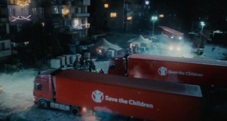 Camiones rojos con el logotipo de Save the Children