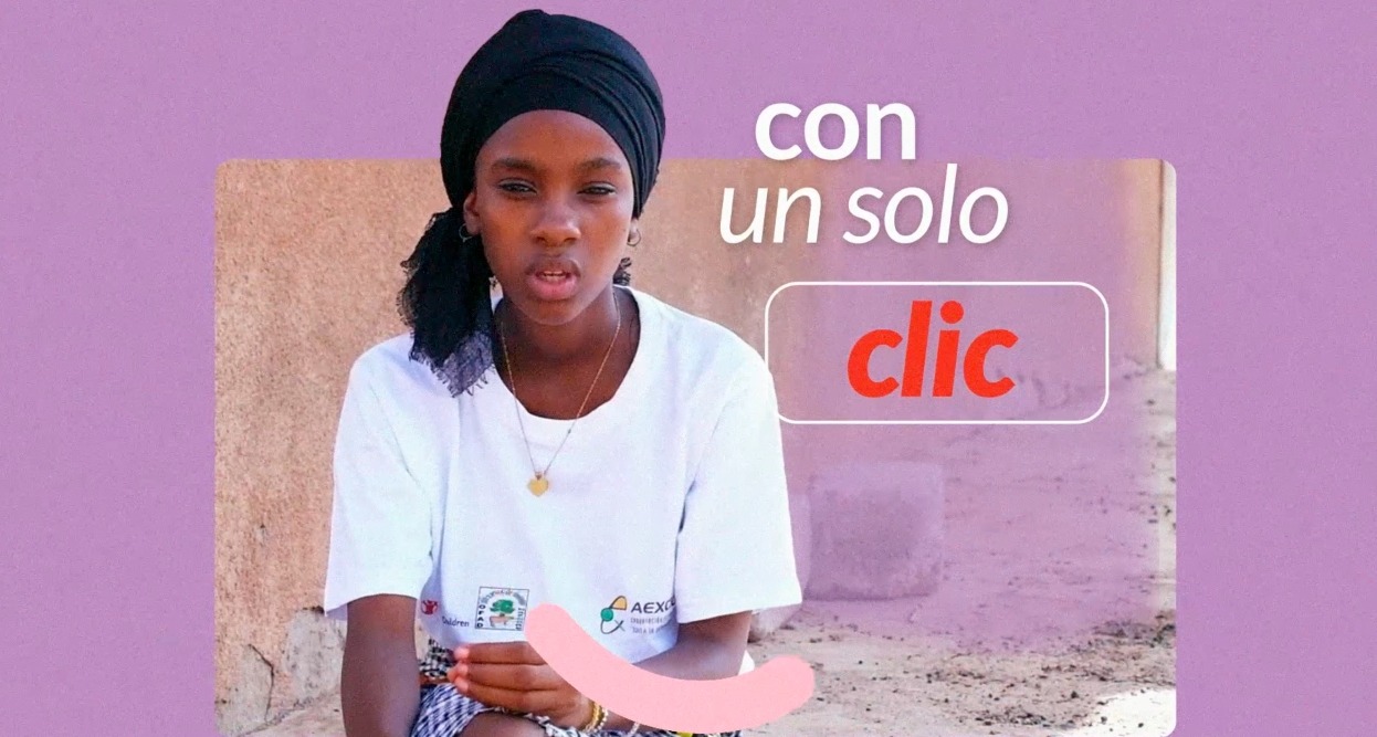 Una niña de África hablando a cámara