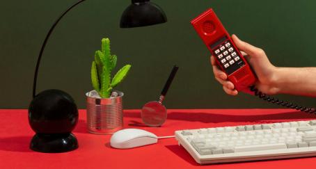 Una mano sujeta un teléfono antiguo