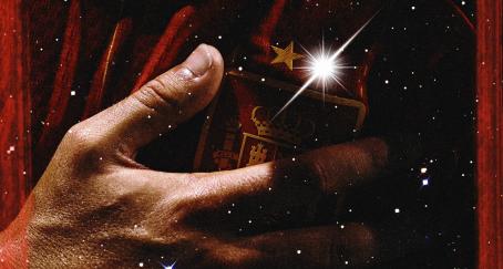 Mano sujeta escudo de España con segunda estrella