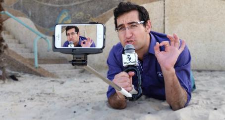  selfie-stick-periodista-retrasmision-en-directo
