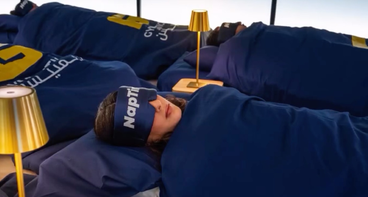 Una chica durmiendo con antifaz