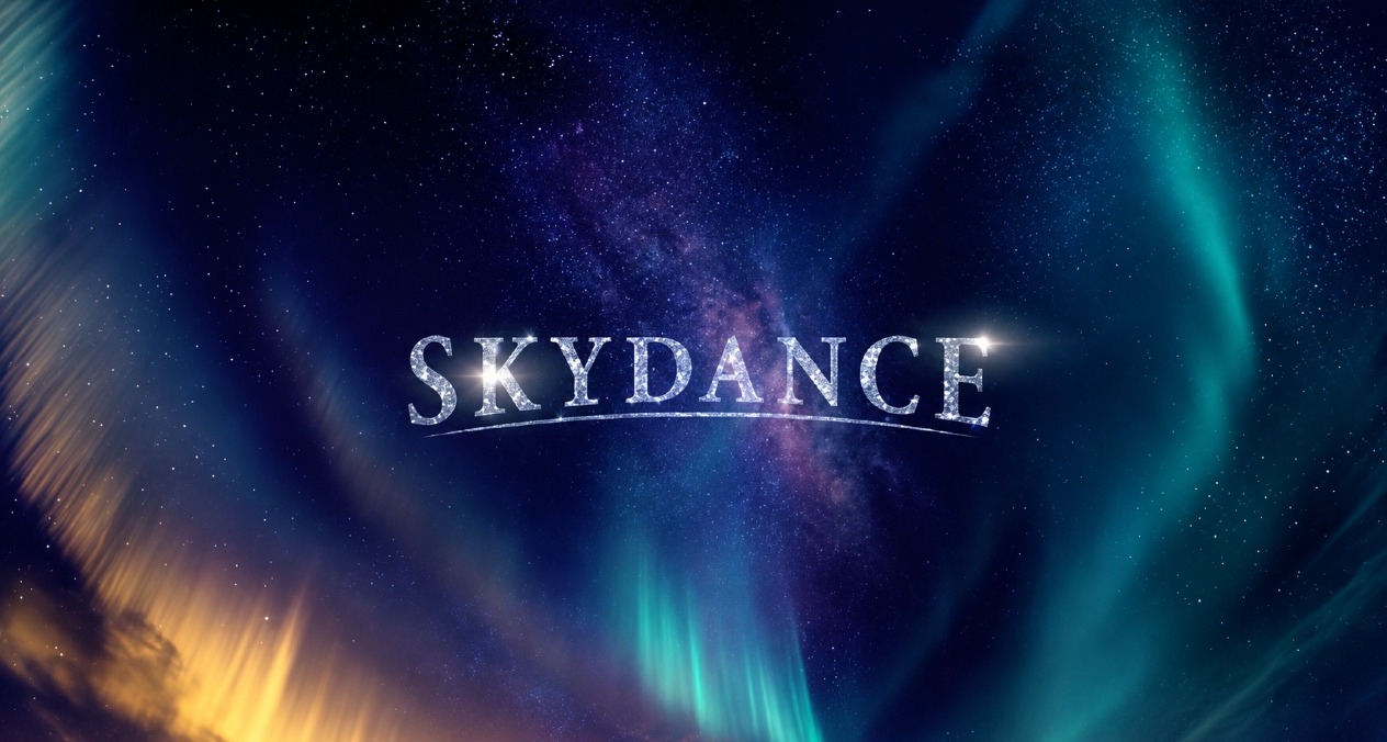 Logotipo de Skydance sobre un cielo con estrellas y auroras boreales