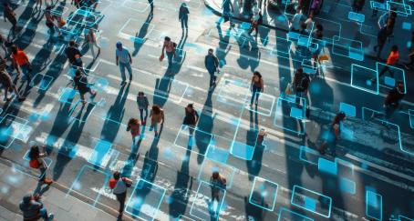 Personas caminando por calle con sobreimpresiones digitales