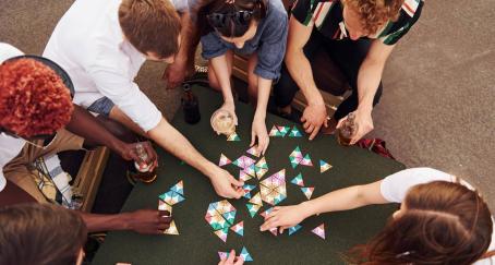 Gente joven jugando a un juego de mesa