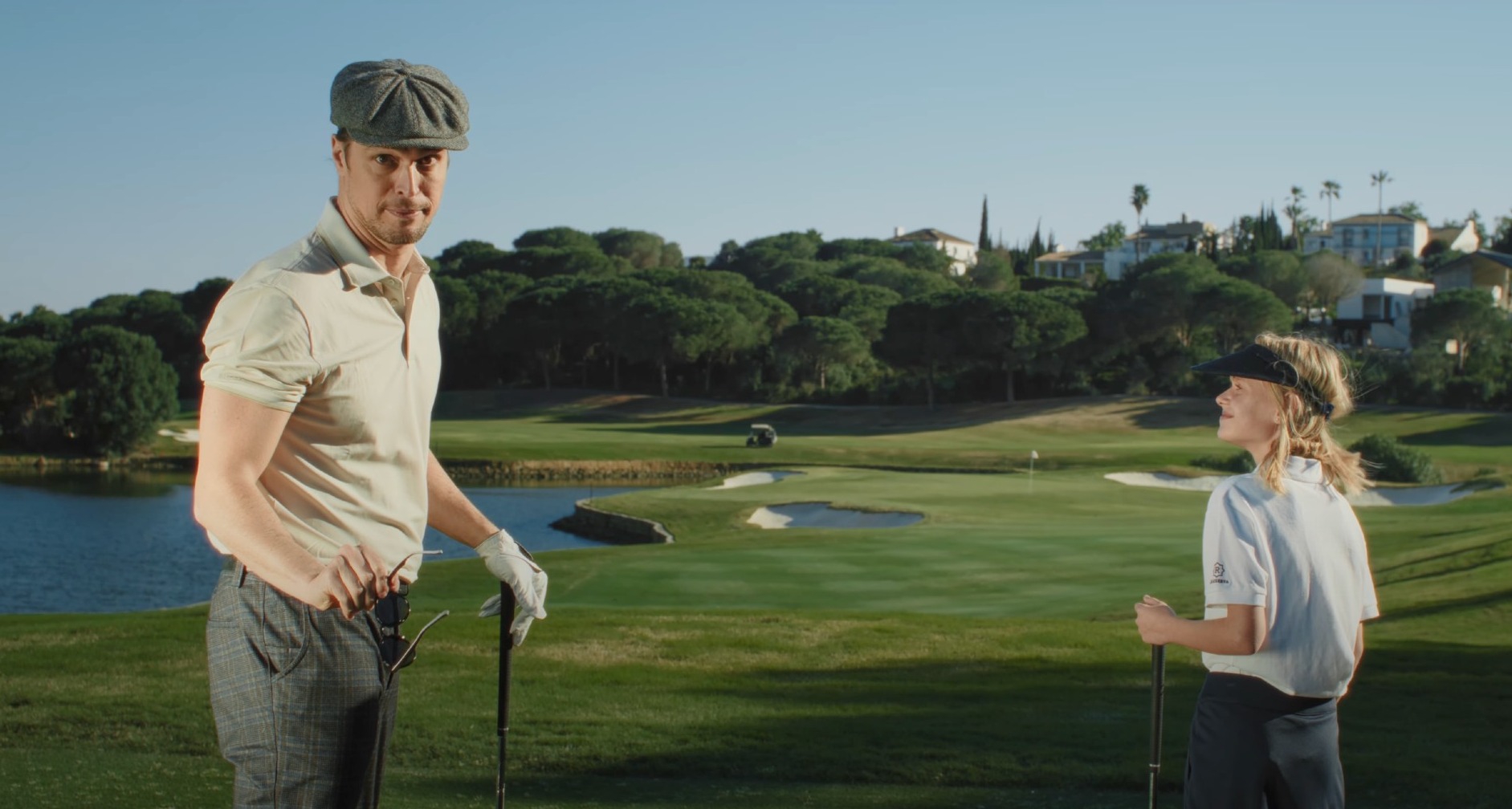El residencial Sotogrande destaca su sofisticado estilo de vida con el día a día de un agente secreto un hombre y una niña jugando al golf