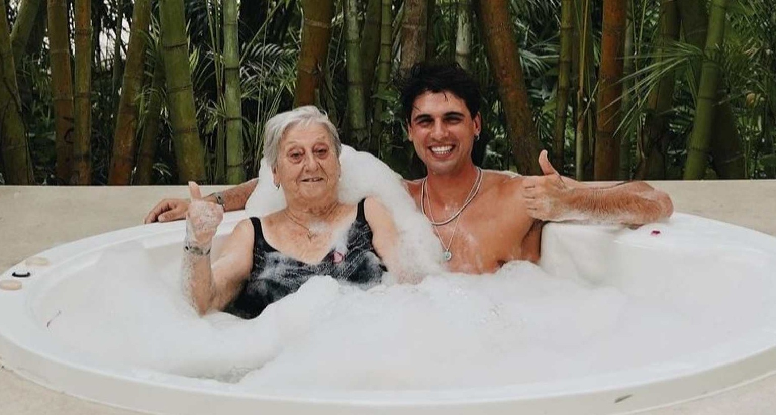 Daniel Illescas y su abuela en el Caribe