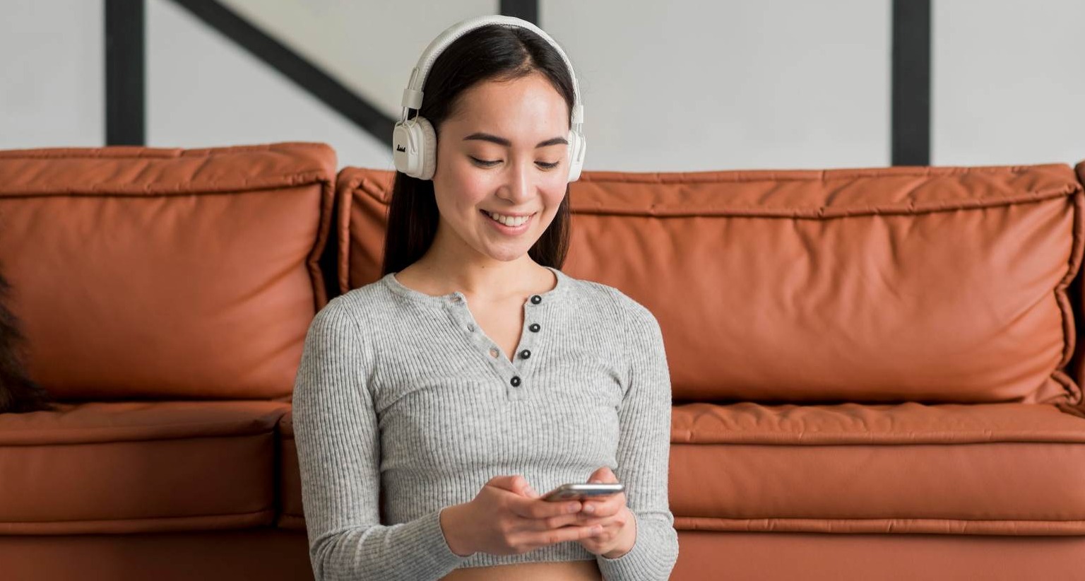 Chica sentada escuchando música