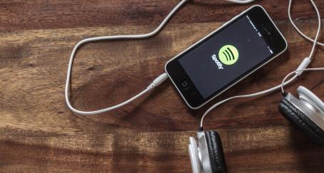 Spotify amplía su catñalogo de podcasts