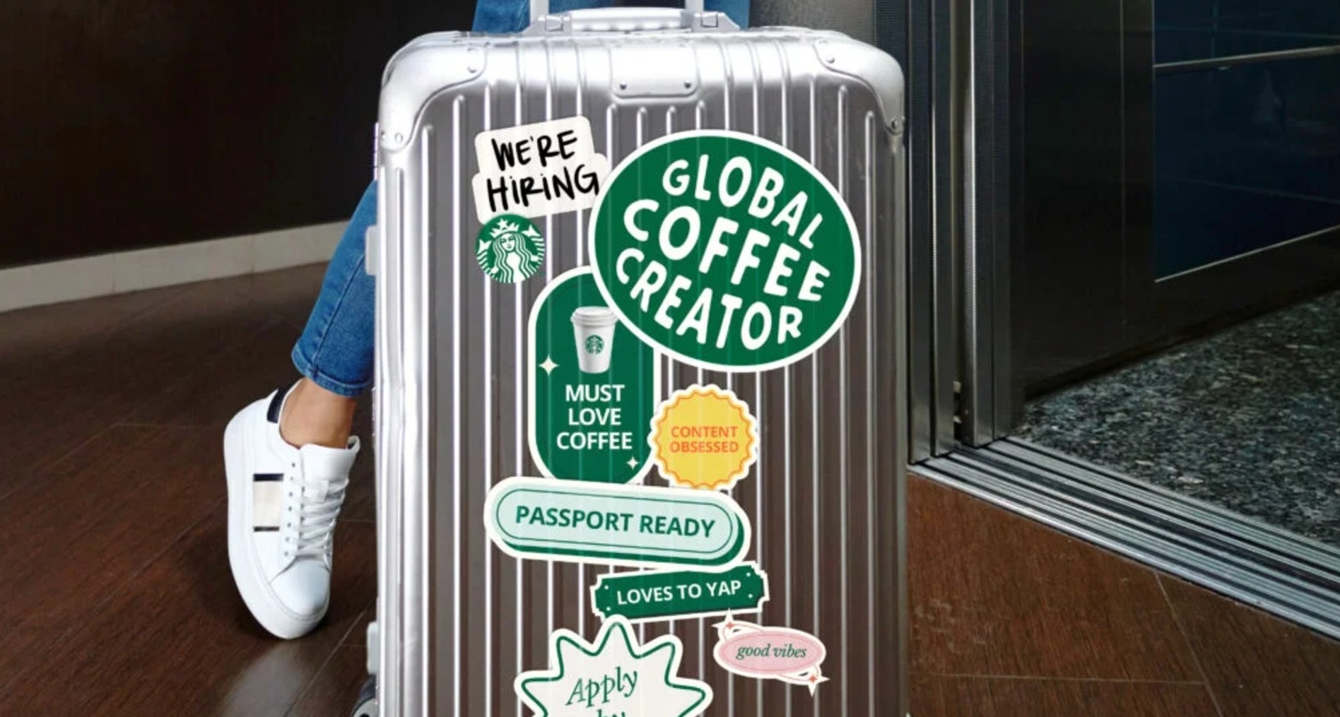 Una maleta con pegatinas de Starbucks
