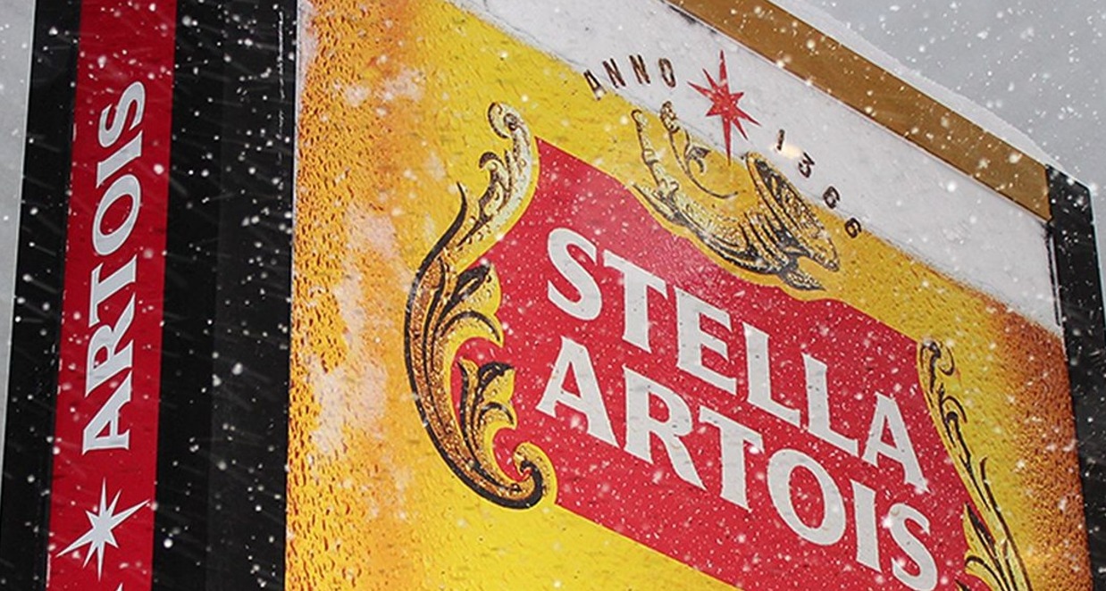 El mupi de Stella Artois con la nieve cayendo encima