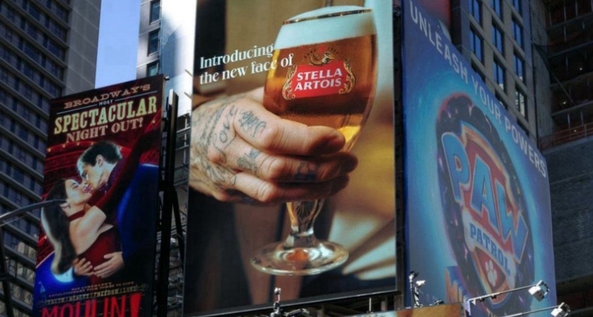 Stella Artois contrata a David Beckham como modelo de manos para su nueva campaña mano de david beckham sosteniendo una cerveza