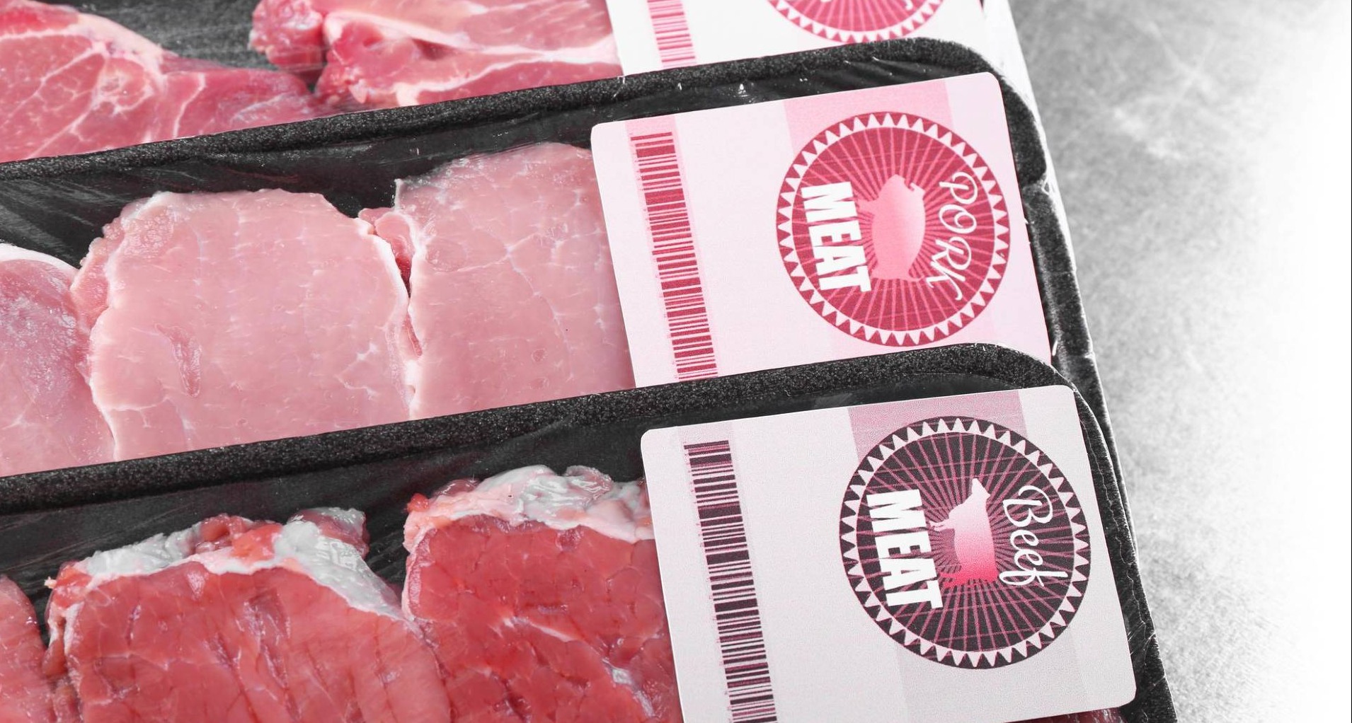 Bandejas de carne con etiquetas